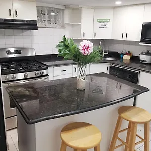 Tidy Private With Full Kitchen Guest house Toronto